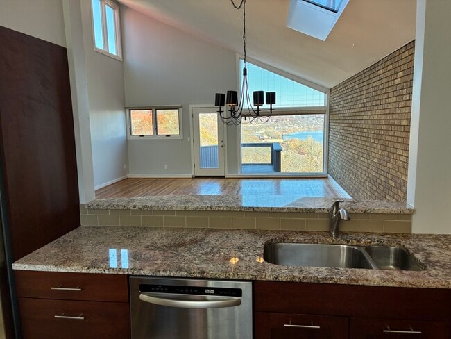 1040 Hatch St, Cincinnati, OH 45202 - photo 2