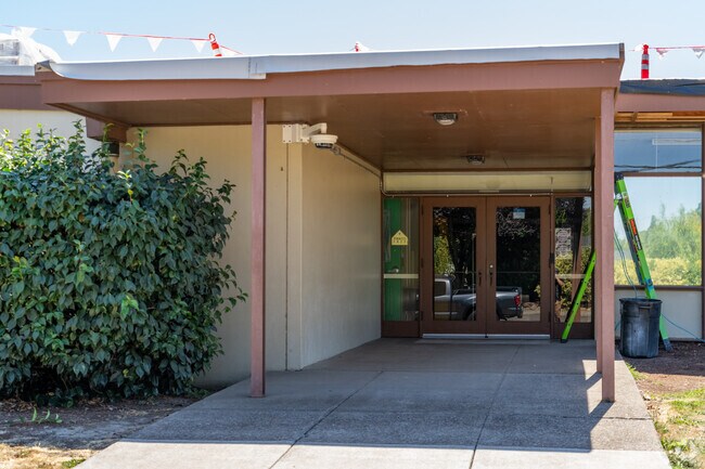 Harrisburg Elementary School serves the community of Harrisburg in Oregon.