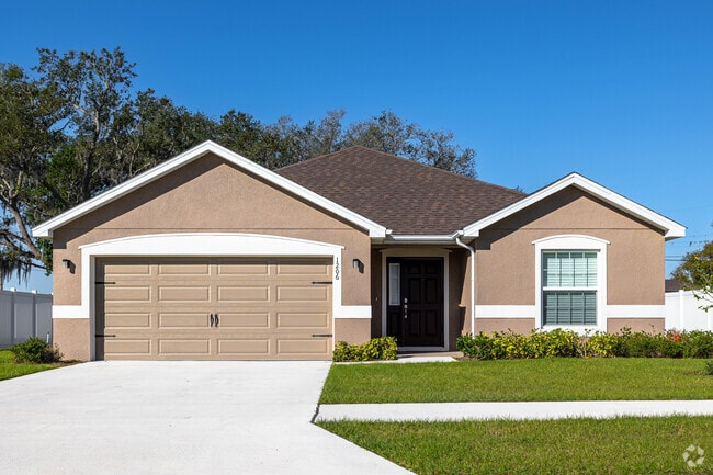 You can find many one story, ranch style homes in the Eagle Lake neighborhood.