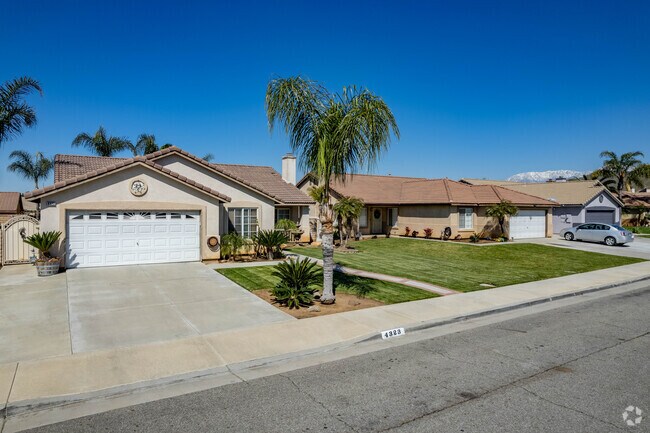One-story ranch-style homes from the 1950s can be see throughout Glen Avon.