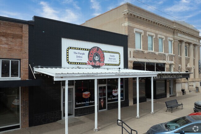 Downtown Canyon features boutiques, cafés, and specialty stores.