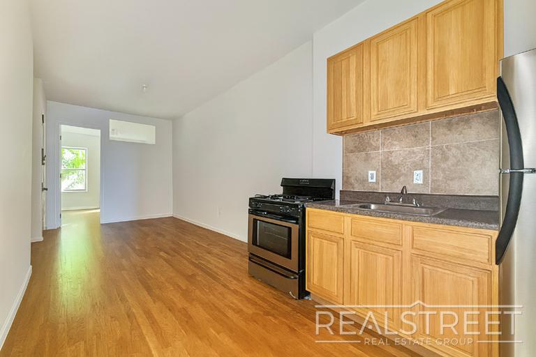 Charming 2 Bedroom with a Large Private Ba...