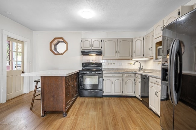 98 Linwood St unit 98B, Uxbridge, MA 01569 - photo 2