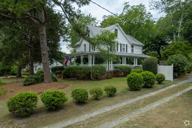 Classical homes sitting on large plots of land can also be found in Forest Hills.