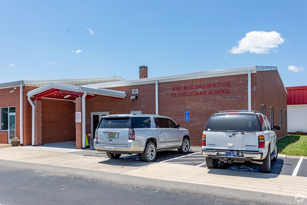 Red Boiling Springs Elementary School serves students K-5.