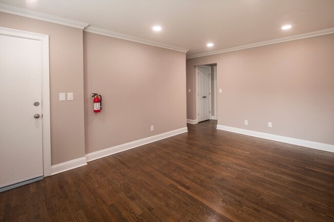 Regency Manor: In-Unit Washer & Dryer, Cold Water Included, Cat & Dog Friendly, and Custom Closets, Hackensack, NJ 07601 - photo 6