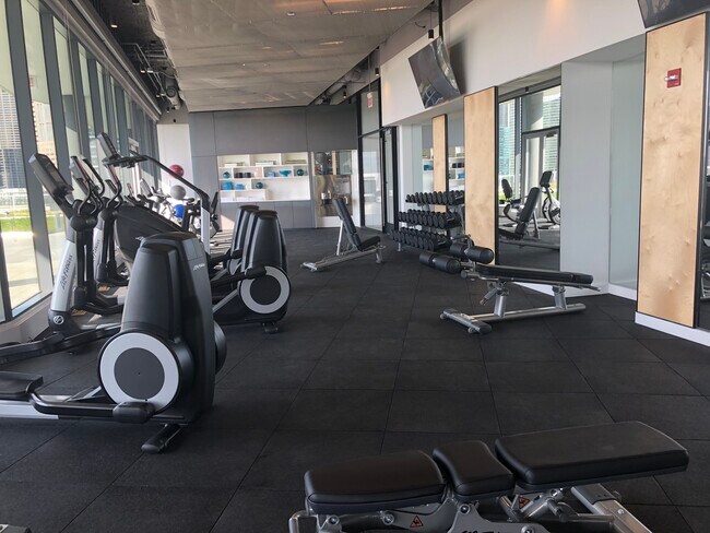 Wells Street Tower unit 908, Chicago, IL 60607 - photo 2