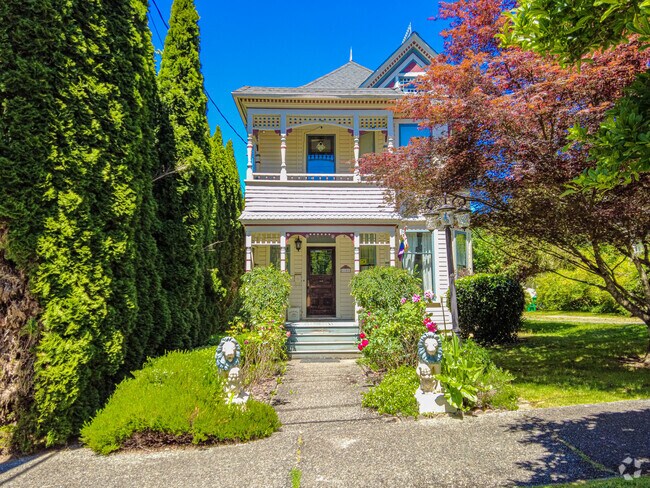 Bigelow Highlands features some amazing historic homes.
