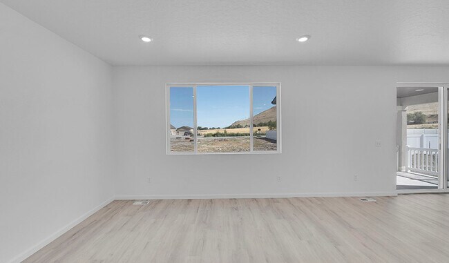 2065 E Burger St, Lake Point, UT 84074 - photo 5