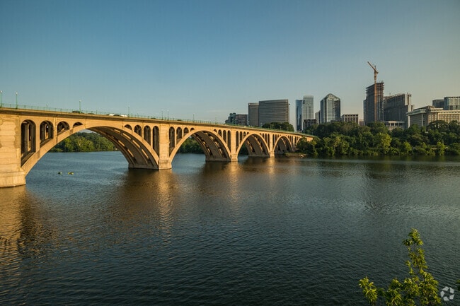 Key Bridge connect Georgetown and DC to Rosslyn.
