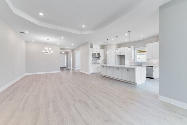 8088 Moonbeam Ave, Sarasota, FL 34241 - photo 5