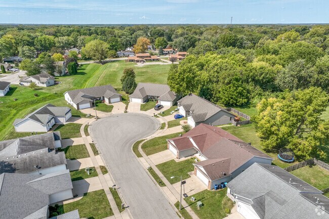 Situated into the far northeastern stretches of Springfield, Twin Lakes has a calm vibe.