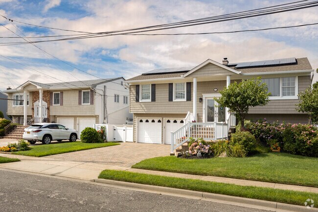 Many streets in Lido Beach, NY are lined with hi ranch style homes.