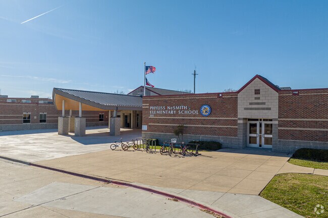 Nesmith Elementary School has a student-teacher ratio of 16:1.