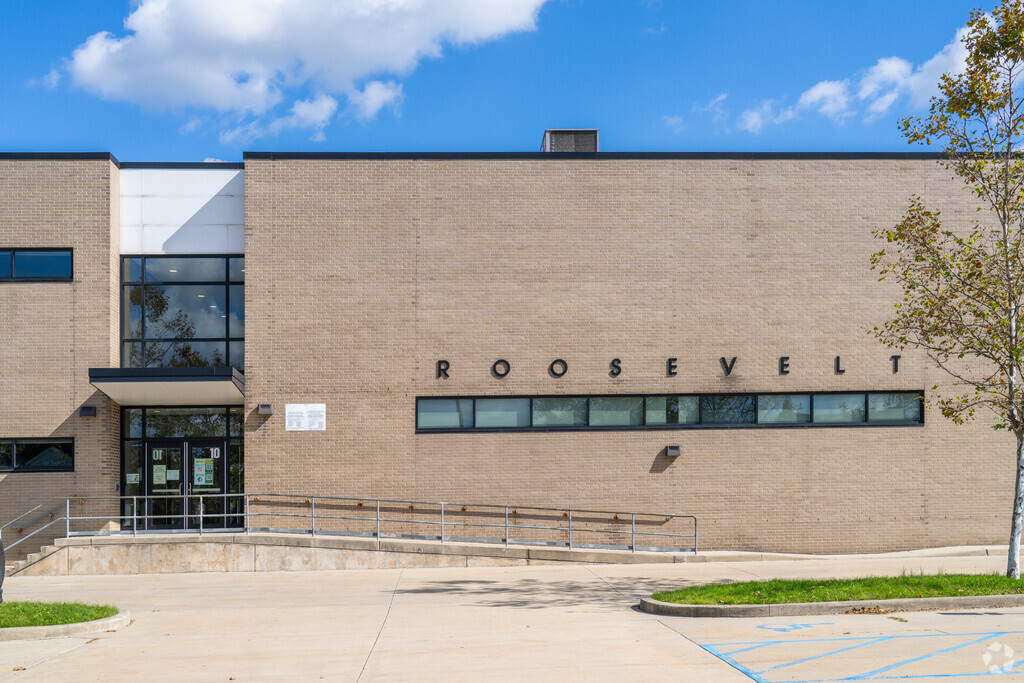 Roosevelt Elementary School serves 549 students in grades K-5.