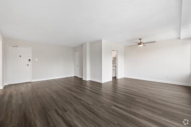 1 BD, 1 BA - 798 SF
