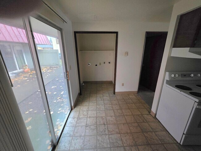 233 SW Walnut Ave unit 233-2, Dallas, OR 97338 - photo 5