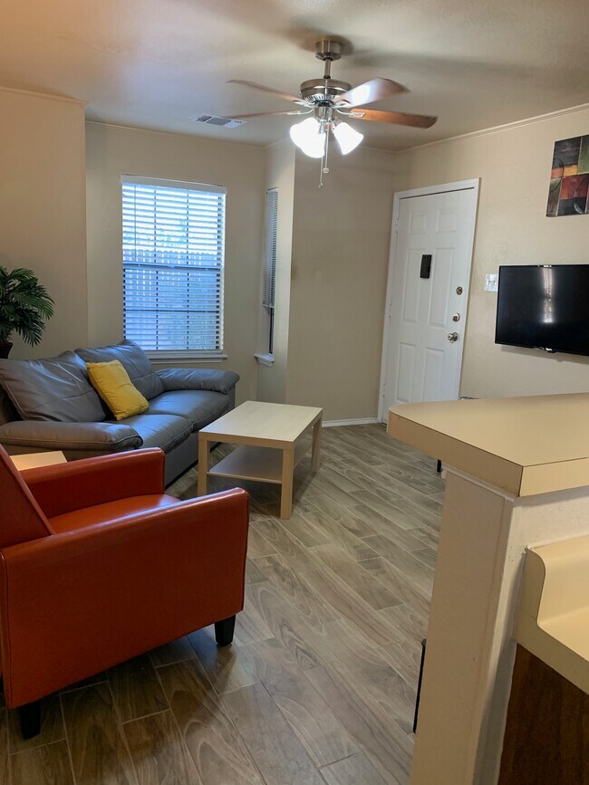 6027 Wood Pass unit 711, San Antonio, TX 78249 - photo 2