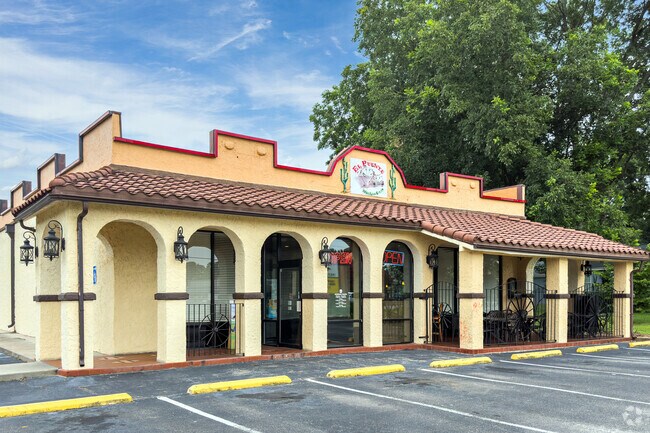 Get authentic Mexican food at El Puente Mexican Restaurant in the Western Branch neighborhood.