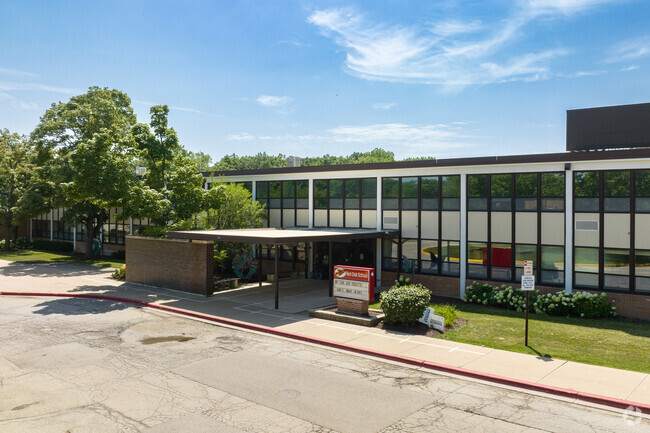 Red Oak Elementary School is one of the many great public school options in Highland Park.
