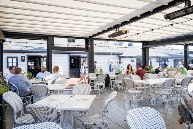 Enjoy a fresh seafood meal outdoors at the Black Pearl Restaurant in Newport, RI.