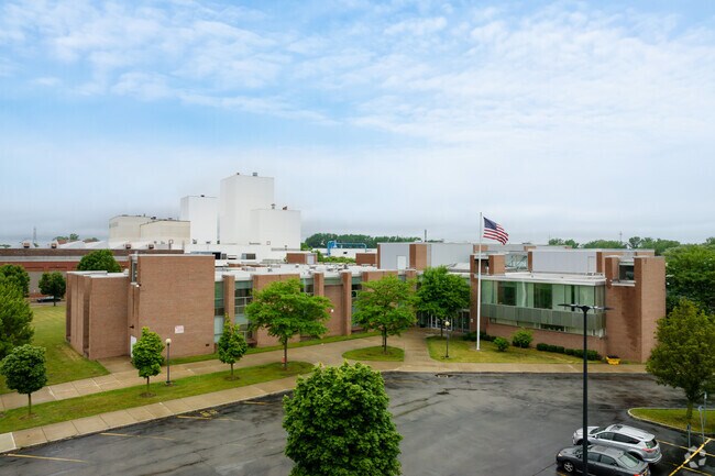 The Grabiarz School of Excellence of open from 8am till 3pm.