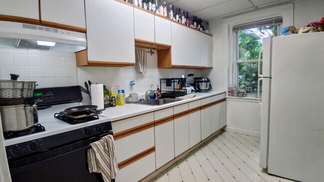 51 Manchester Rd unit 2-bed Brookline U3, Brookline, MA 02446 - photo 3