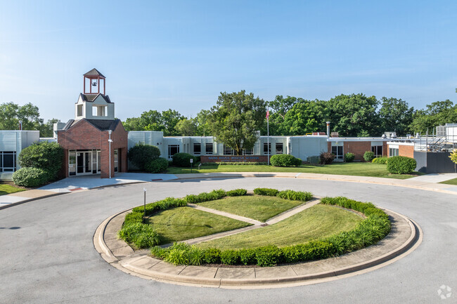 Burr Ridge Middle School has an average student to teacher ratio of 9 to 1.