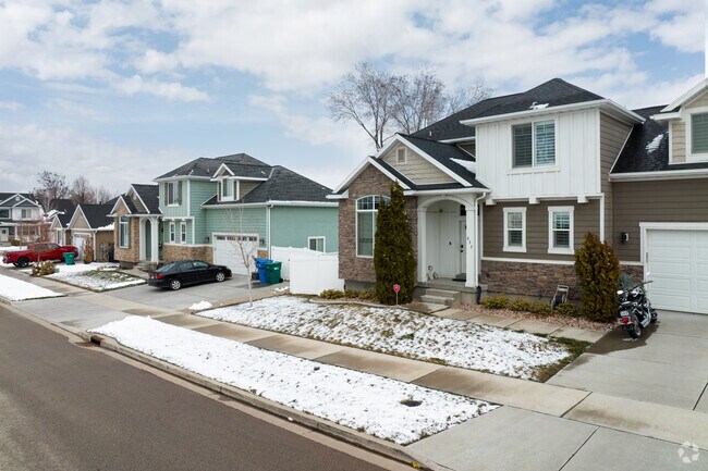 Row of homes in the Aspen neighborhood, Utah.