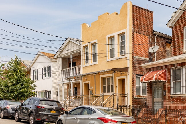 The median house price in Corona is $725,000.