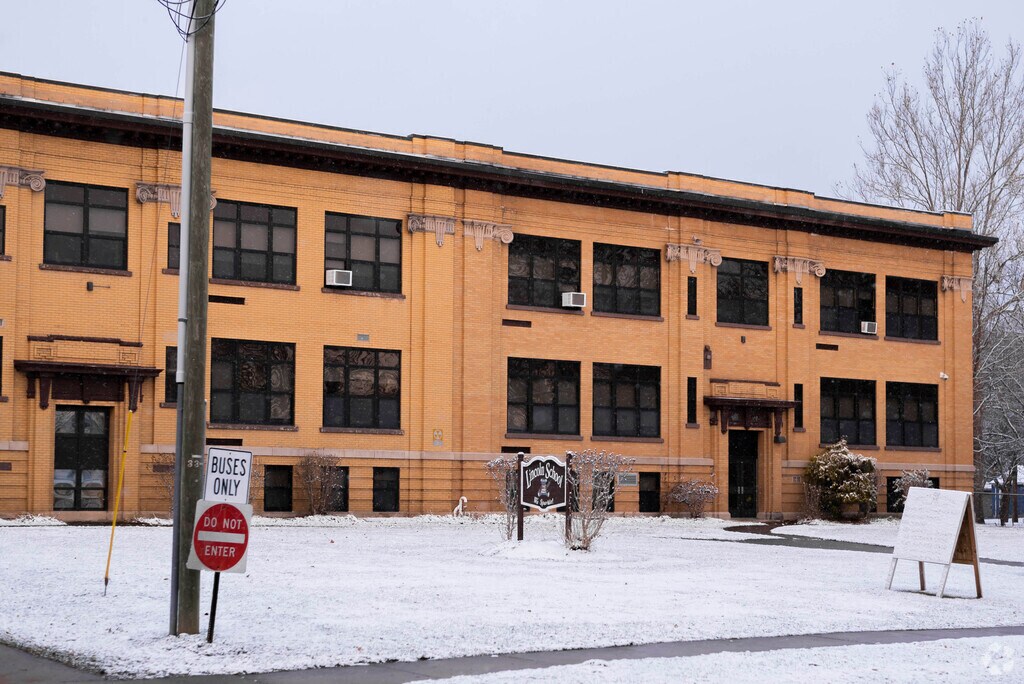 Lincoln Elementary School provides education in the neighborhood of 
Wayne County.