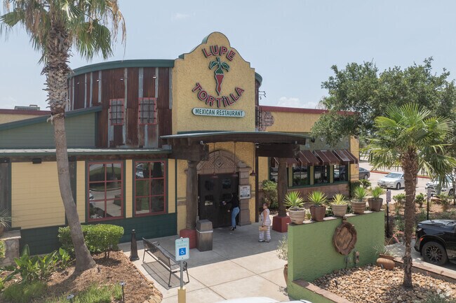 Known for its sizzling fajitas and fresh margaritas, Lupe Tortilla attracts many locals.