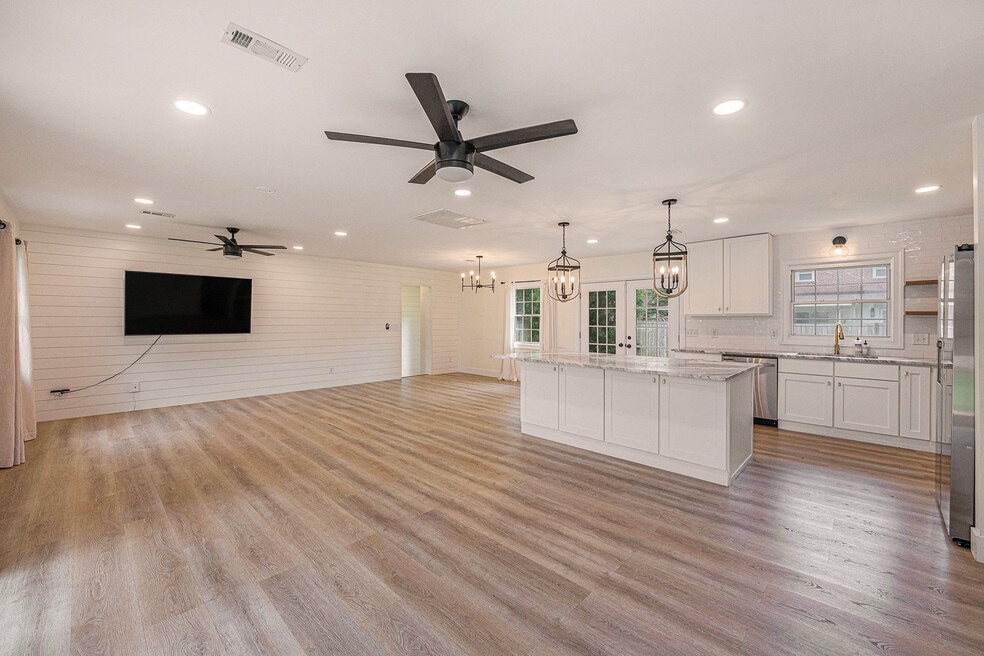 Spacious, open living/dining area