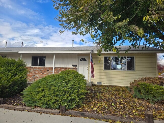 935 Center Ave unit Spacious Duplex, Payette, ID 83661 - photo 2