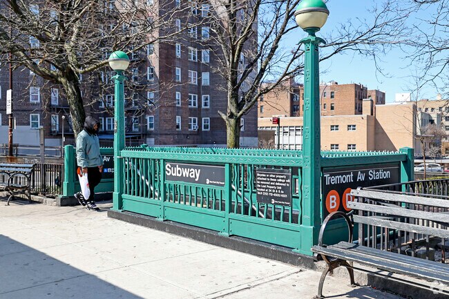 The B & D express trains in Morris Heights can take you all through the city in minutes.