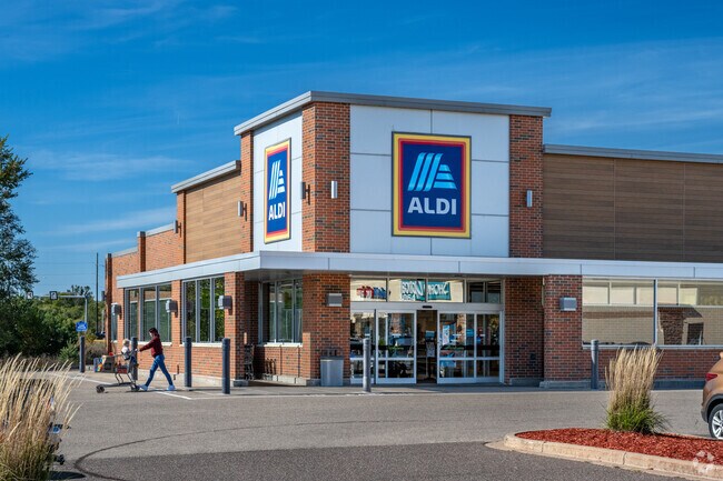 Aldi is a popular grocery store in Lake Halle.