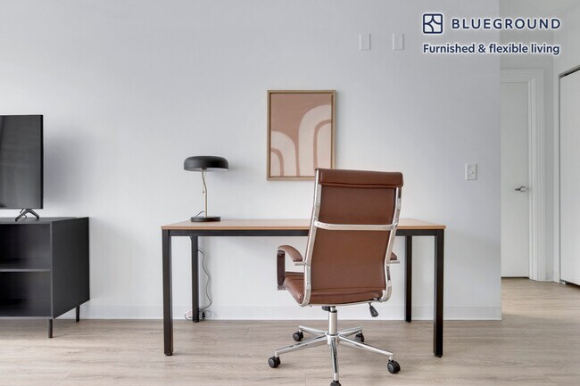 808 W Van Buren St unit FL6-ID530, Chicago, IL 60661 - photo 4