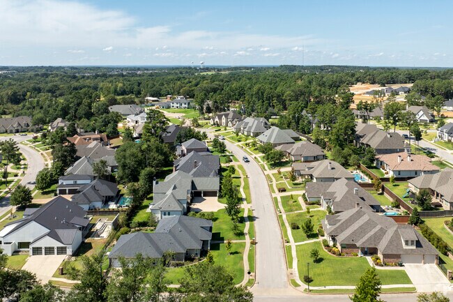 Well maintained homes and beautifully manicured lawns characterize The Crossing.