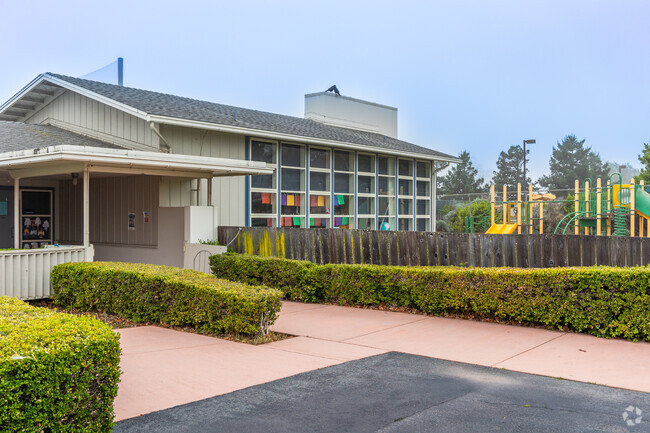 Green Hills Elementary School has glassy classrooms.