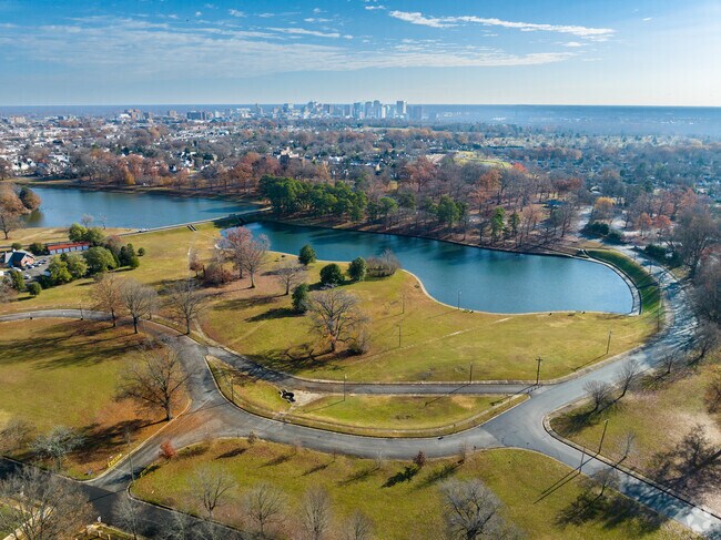One of the appeals of living in Byrd Park is the abundance of nature, parks, and gardens.