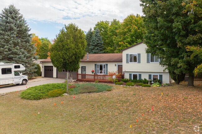 Split level homes are often found closer to the center of Greilickville.