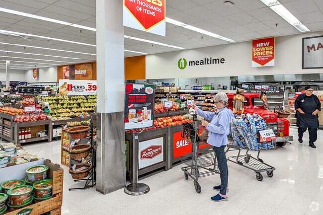 Located 30 miles from Blue Earth, Mankato’s Hy-Vee serves up fresh groceries and baked goods.