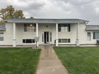 714 W 10th St, Cozad, NE 69130