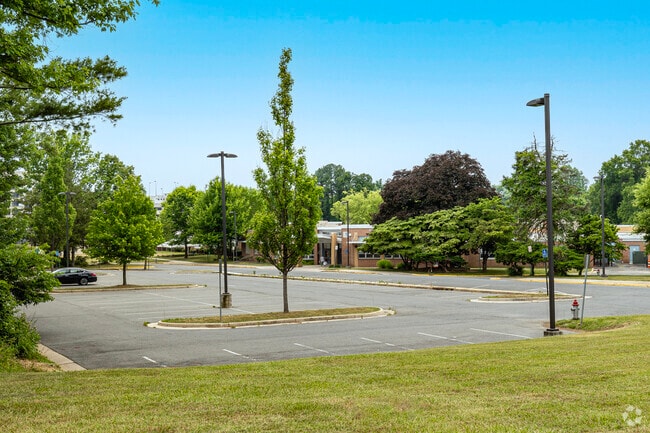 Stenwood Elementary School has plenty of parking in Vienna.