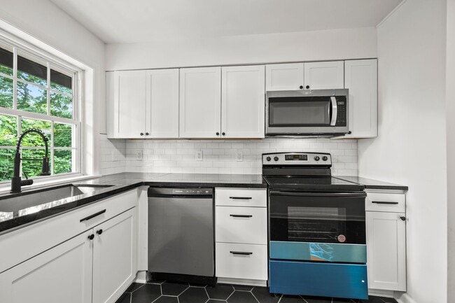 1640 W Northwest Blvd unit 10, Winston Salem, NC 27104 - photo 3