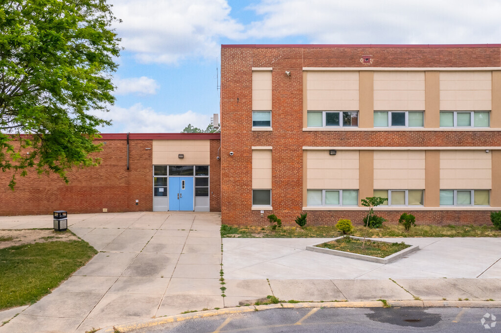Northeast Middle School serves students in 6th-8th grade.
