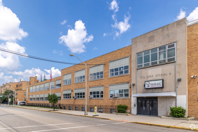 Etta Gero School No. 9 has 61 full-time teachers and 1 full-time school counselor.