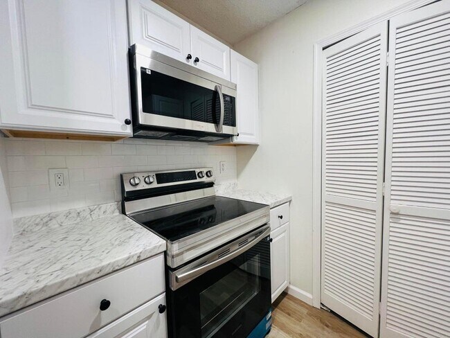 11877 Sturbridge Ln, Wellington, FL 33414 - photo 2