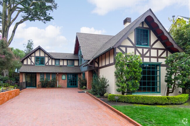 Forest Hill Club House is a historic building and a popular place for residents in Forest Hill.