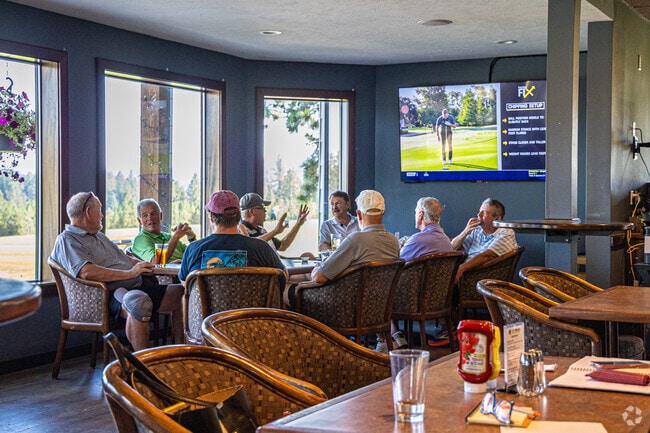 The Highlands Grill & Tap House serves lunch and dinner with a view of the course.